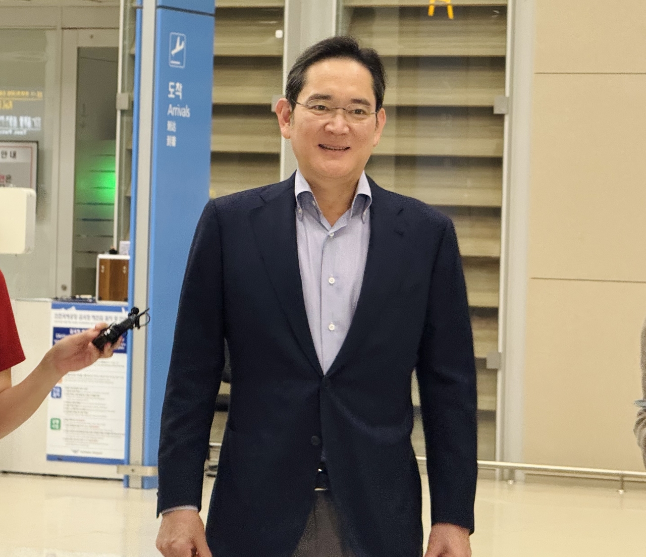 Samsung Electronics Chair Lee Jae-yong arrives at Incheon Airport on Friday, following his business trip to the US. (Yonhap)