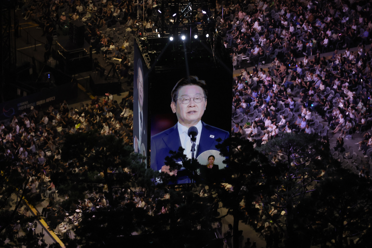 President Lee Jae Myung expresses his gratitude after receiving his letter of appointment from 80 citizen representatives at his inauguration ceremony held at Gwanghwamun Square in Jongno-gu, central Seoul, Friday. (Yonhap)