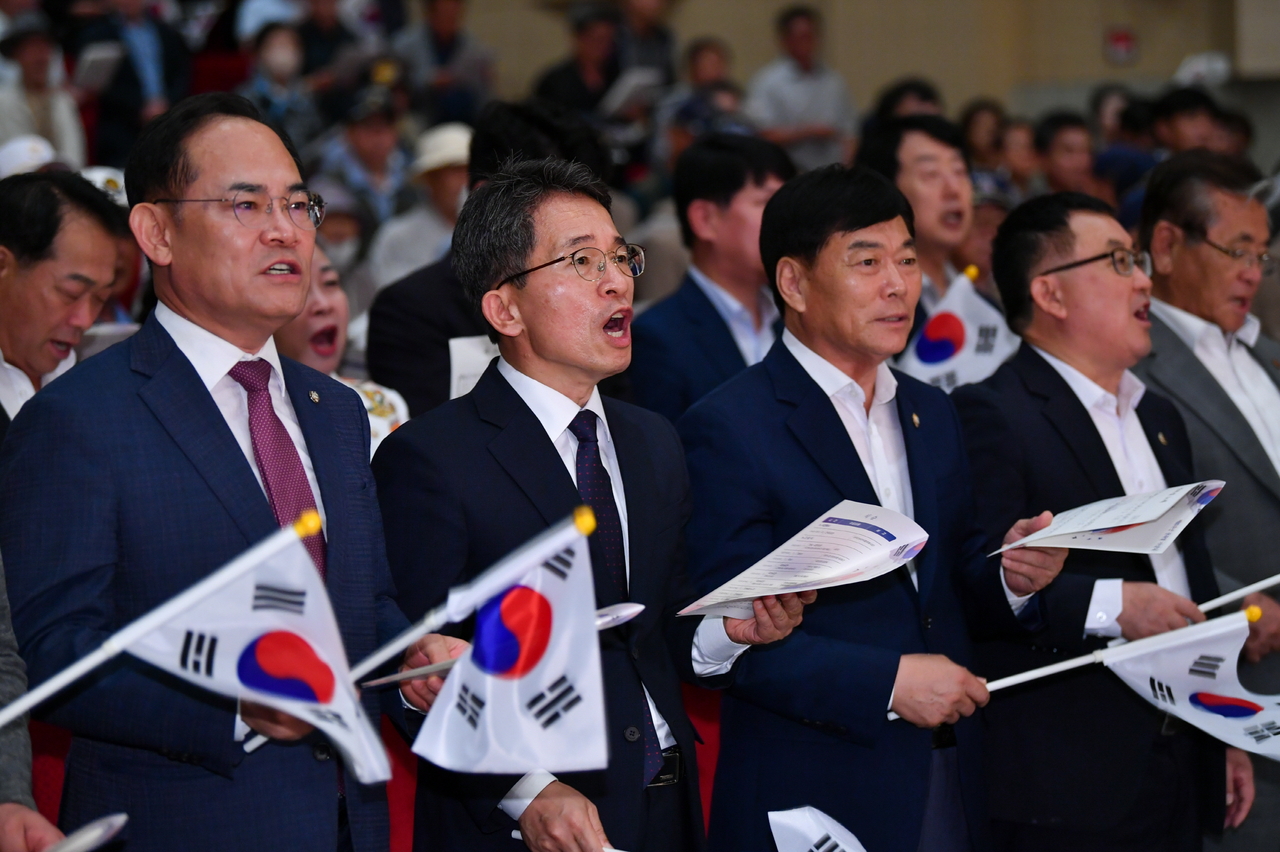 임종득 국회의원, 유정근 영주시장 권한대행, 김병기 시의장이 광복절 노래를 제창하고 있다[영주시 제공]