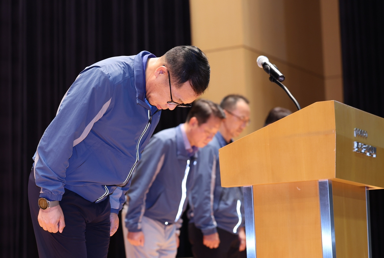 Former Posco E&C CEO Jeong Hee-min (left) bows in apology on July 29 at the company’s Songdo headquarters in Incheon following a fatal accident the previous day at a highway construction site in South Gyeongsang Province. A Korean worker in his 60s was killed after becoming trapped in a drilling machine. A separate incident on Aug. 4 left a Myanmar worker unconscious in a suspected electrocution. The Myanmar worker regained consciousness on Tuesday. (Newsis)