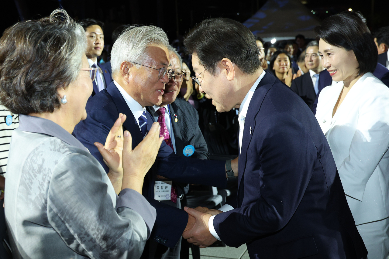 President Lee Jae Myung (right) shakes hands with former President Moon Jae-in during Lee’s inauguration ceremony held at Gwanghwamun Square in Jongno-gu, central Seoul, Friday. (Yonhap)