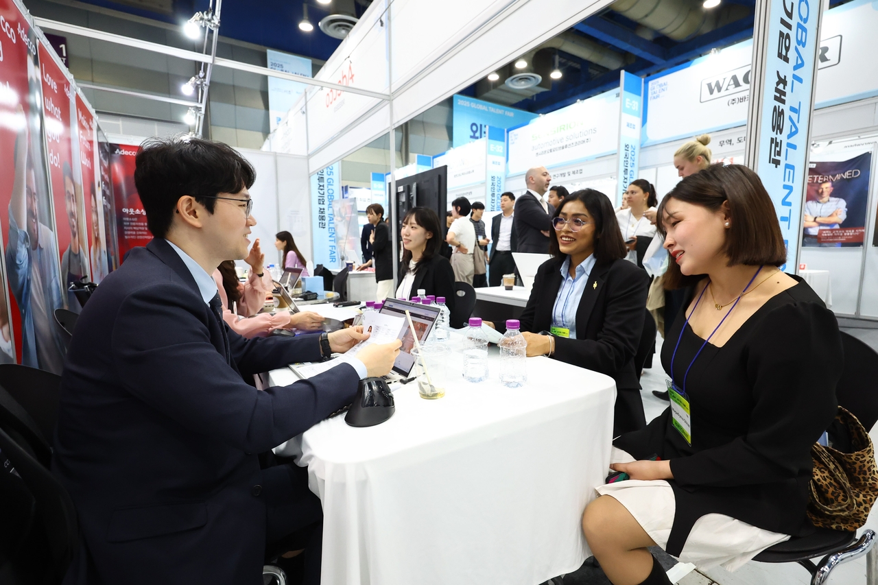 Foreign job seekers meet with company representatives during one-on-one recruitment consultations at the Global Talent Fair 2025, held on May 19 at Coex in Seoul. (Newsis)