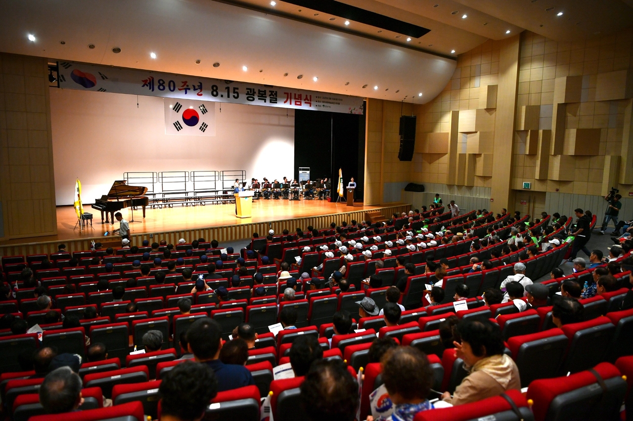 15일 영주시가 영주문화예술회관에서 500여명의 시민이 주체가 되어 의미를 되새길 수 있는 ‘제80주년 광복절 기념식’을 열고 광복의 의미를 되새겼다.[영주시 제공]
