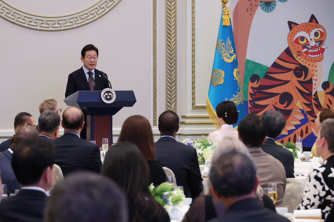 President Lee Jae Myung delivers his welcoming remarks at the "Dinner with the President for the Diplomatic Corps" event at Cheong Wa Dae in Jongno-gu, central Seoul, Friday. (Yonhap)