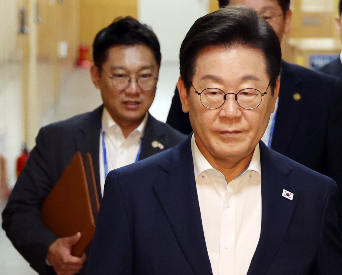 이재명 토토사이트 잘못환전이 지난 14일 용산 토토사이트 잘못환전실에서 수석보좌관회의에 입장하고 있다. 왼쪽은 김남준 제1부속실장. [연합]