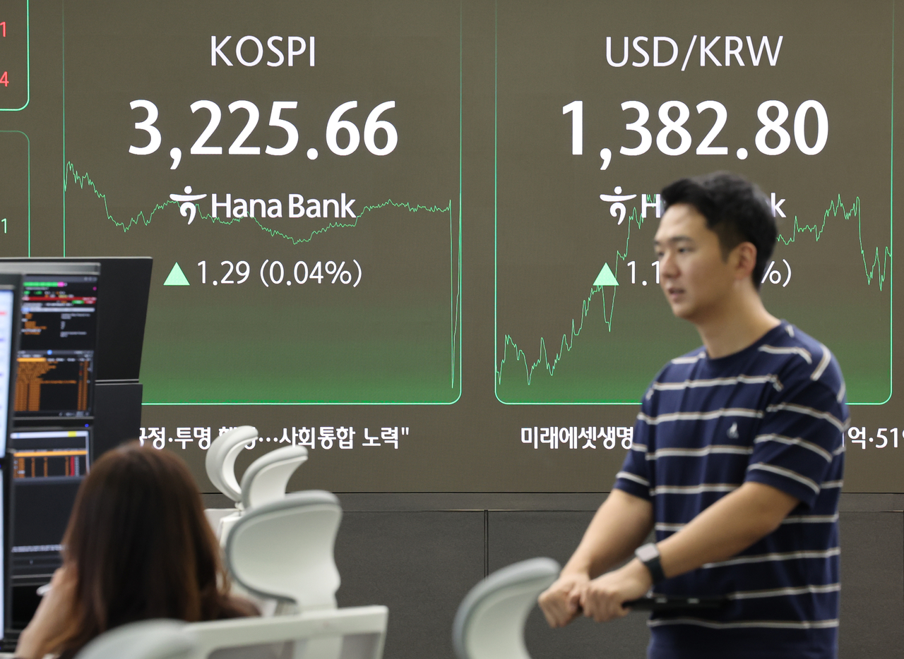 코스피가 1.29p(0.04%) 오른 3225.66에 장을 마감한 14일 서울 중구 하나은행 본점 딜링룸에서 딜러들이 대화하고 있다. [연합]