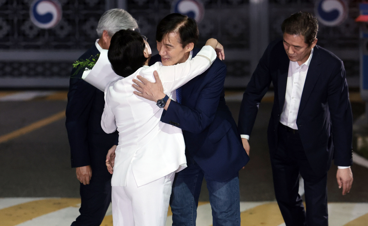 조국 조국혁신당 전 대표가 15일 광복절 특별사면·복권 조치로 출소하며 토토사이트 크롤링 구로구 남부교도소를 나서며 김선민 당 대표 권한대행과 포옹하고 있다. [연합]