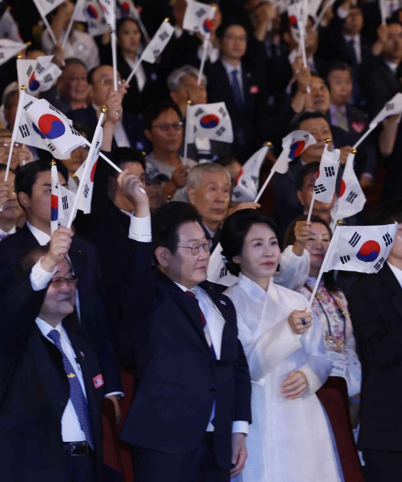 이재명 토토사이트 순위과 김혜경 여사가 15일 서울 세종문화회관에서 열린 80주년 광복절 경축식에서 참석자들과 만세 삼창을 한 뒤 태극기를 흔들고 있다. [연합]
