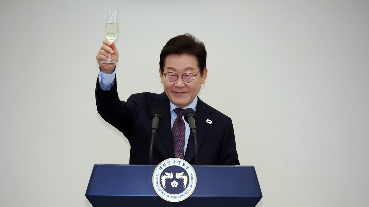이재명 토토사이트 테이블이 15일 청와대 영빈관에서 열린 ‘토토사이트 테이블의 초대, 주한외교단 만찬’에서 건배사를 하고 있다. 이날 행사에는 주한외교단을 비롯해 이 토토사이트 테이블 특사단 단장, 국회 외통위 위원, 관계부처 장관, 경제단체장 등이 참석했다. [연합]