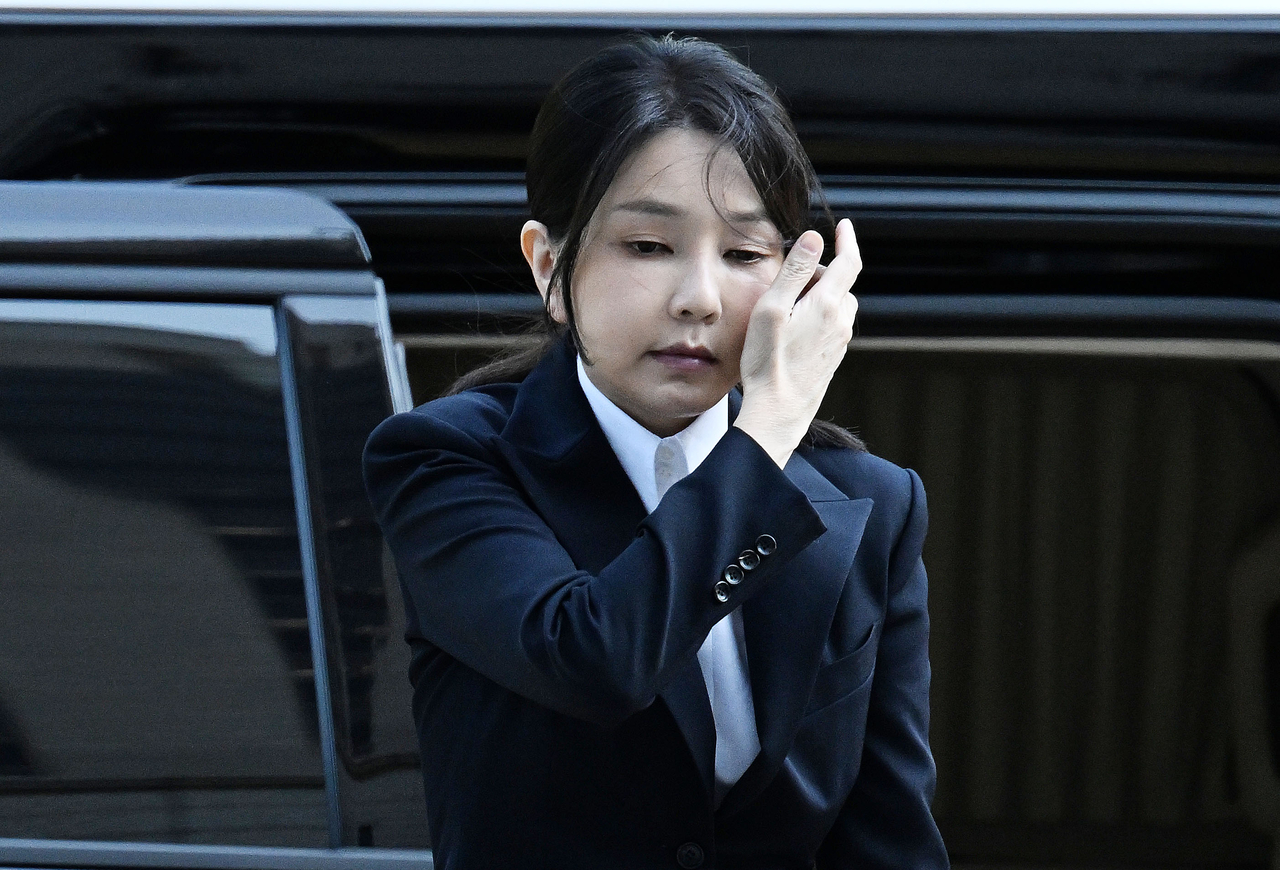 윤석열 전 대통령 부인 김건희 여사가 12일 구속 전 피의자 심문(영장실질심사)을 받기 위해 서울 서초구 서울중앙지법에 출석하고 있다. [연합]