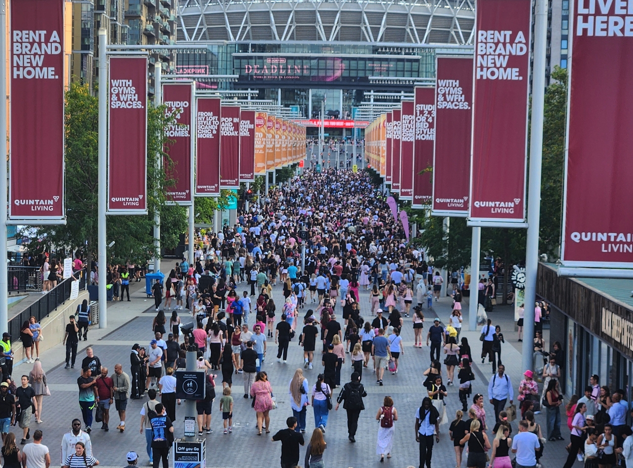 Blackpink fans flock to Wembley Stadium in London to see the girl group’s performance on Friday. (Yonhap)