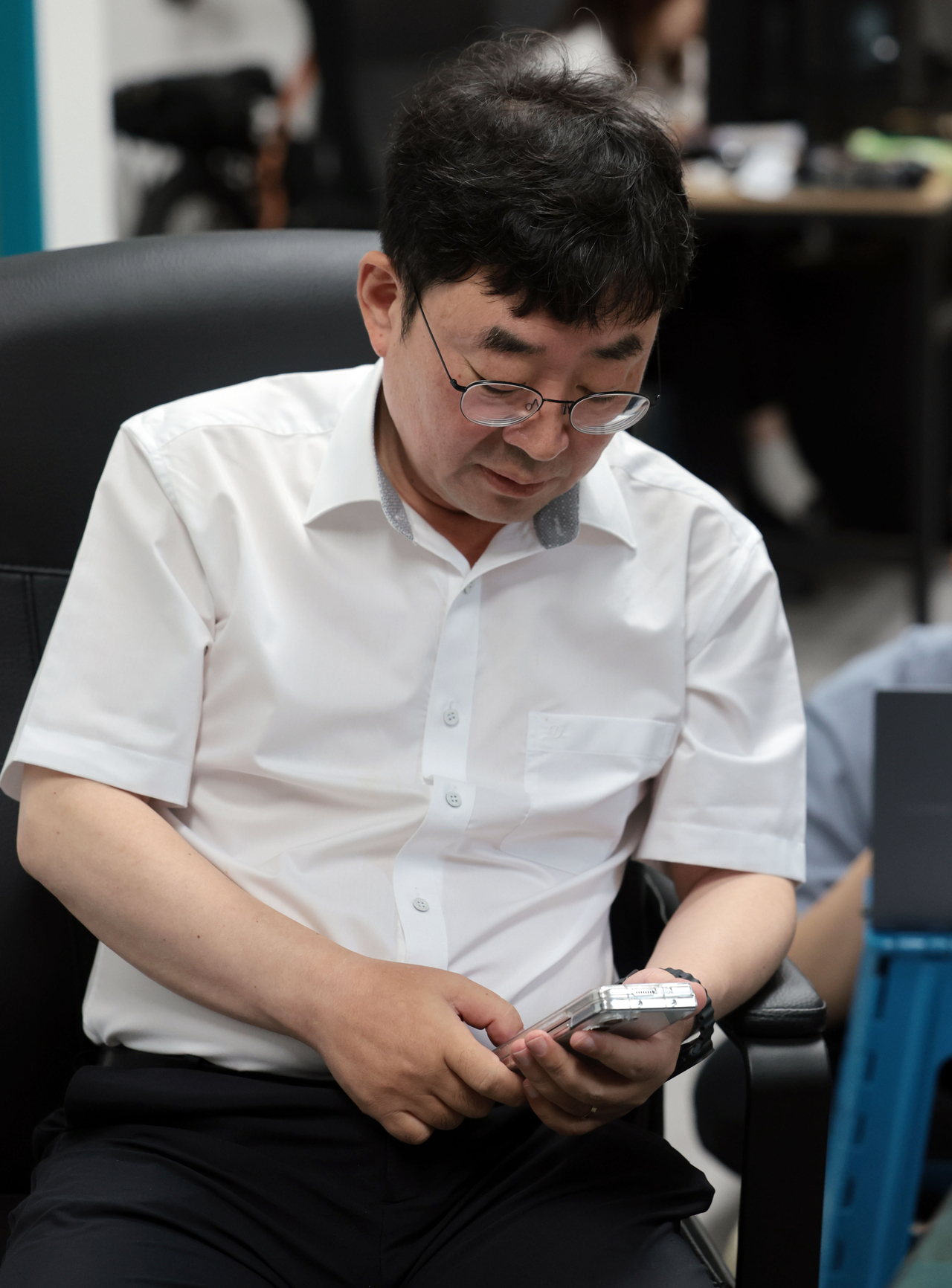 유튜브 채널 ‘신의 한수’ 운영자 신혜식 대표가 지난 13일 서울 마포구 사무실에서 윤석열 정부 시절 토토 카지노의 민간인 시위대 동원 의혹과 관련해 서울경찰청 안보수사과에 임의제출 할 휴대전화를 들고 있다. <연합>