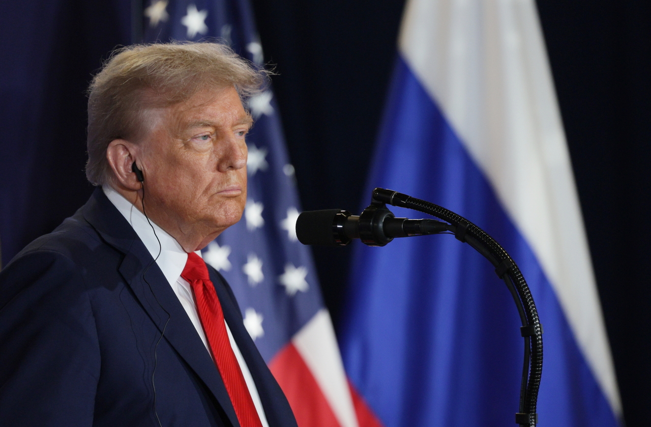 President Donald Trump listens to Russian President Vladimir Putin during a joint news conference following their meeting at Joint Base Elmendorf-Richardson in Anchorage, Alaska, Friday. (EPA-Yonhap)