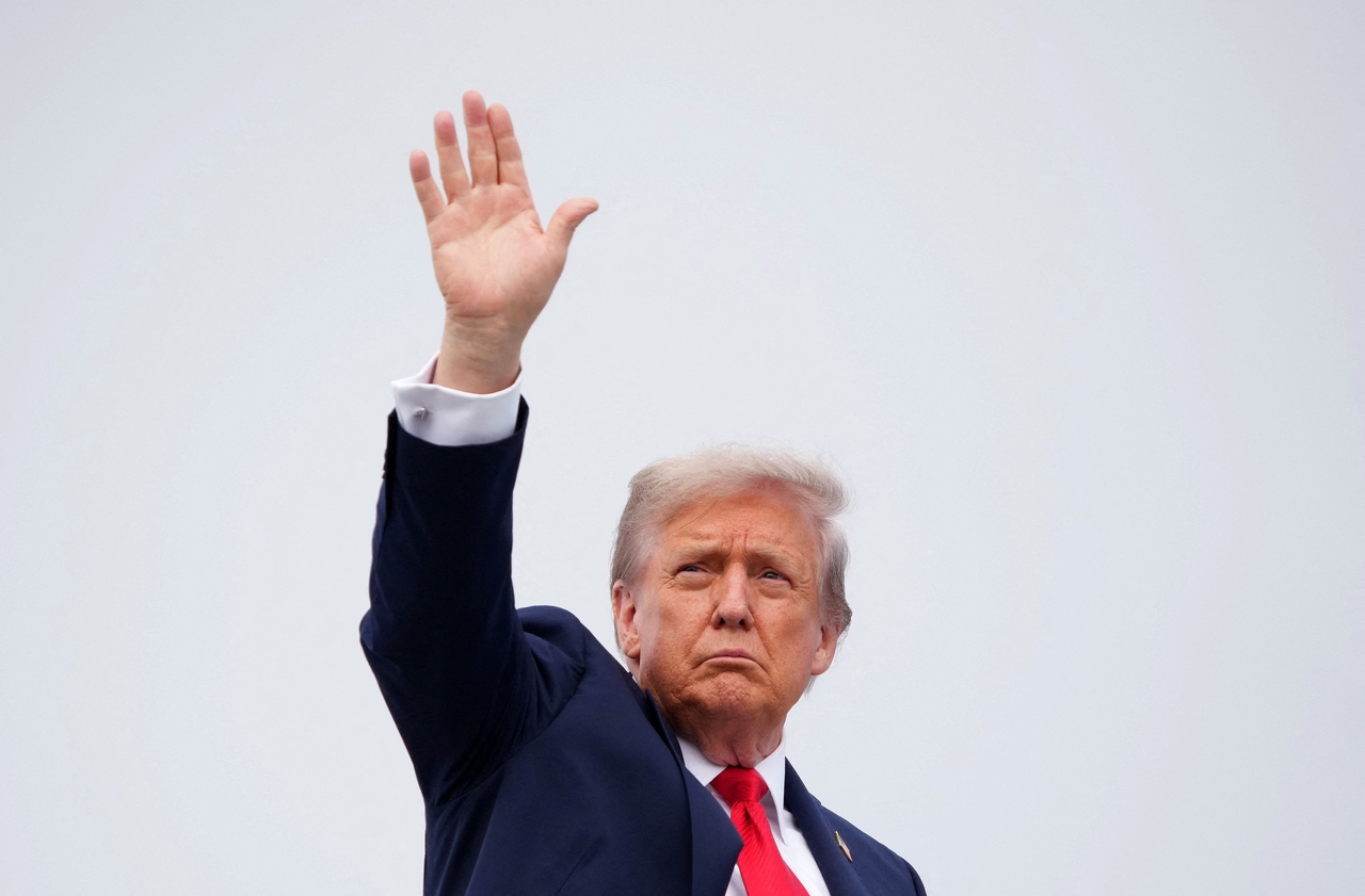 US President Donald Trump waves as he boards Air Force One at Joint Base Andrews in Maryland on Friday. (AFP-Yonhap)