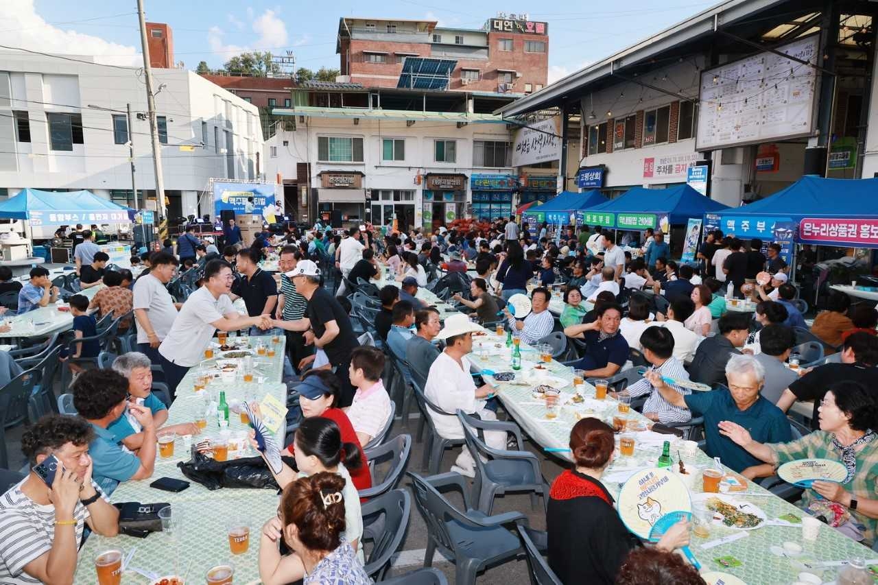 경북 예천군 예천읍 상설시장에서 15일 오후 열린 ‘맥주 페스티벌’에 많은 사람들로 붐비고 있다[예천군 제공]