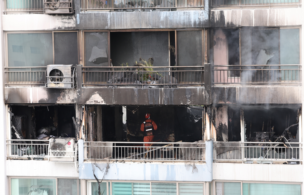 Firefighters work to extinguish a fire that broke out in an apartment in Mapo-gu, western Seoul, Sunday. (Yonhap)
