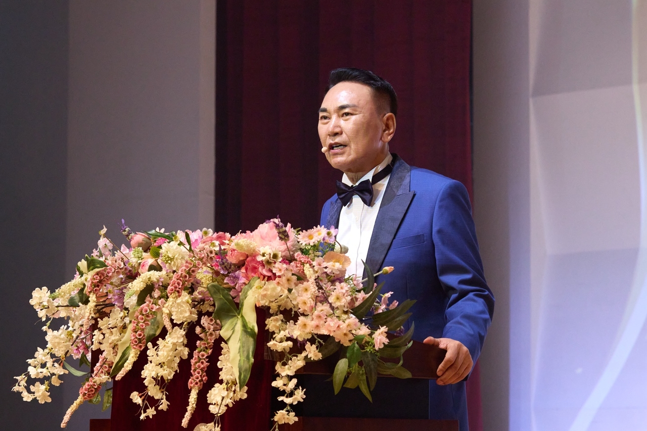 6·25전쟁 75주년을 맞아 호국영웅들의 숭고한 희생을 기리는 ‘HSS 히어로토토 콘서트’가 16일 오후 서울 건국대 새천년홀에서 열렸다. 서대천 목사가 인사말을 하고 있다.  [사진=홀리씨즈교회]