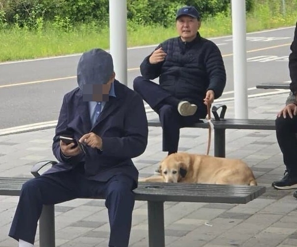 지난 5월 5일 한 온라인 커뮤니티에 올라온 윤석열 대통령의 한강공원 산책 모습. [온라인 커뮤니티]