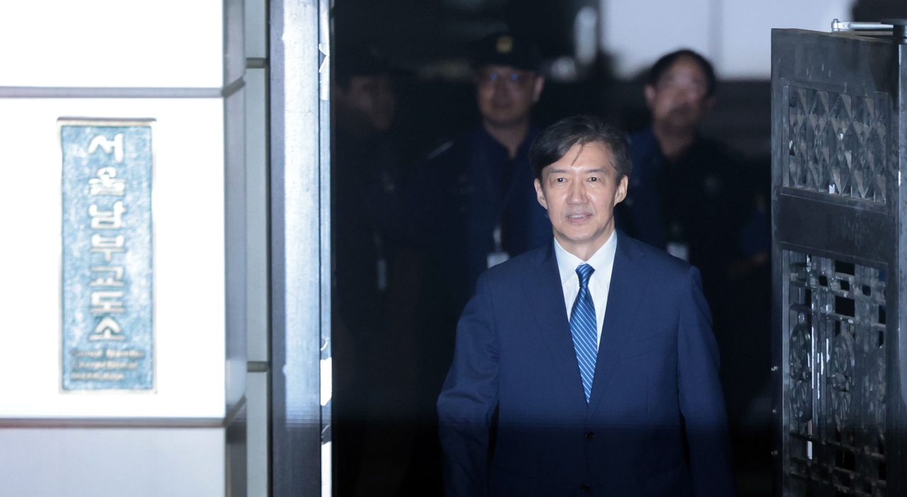 Former Rebuilding Korea Party leader Cho Kuk leaves the Seoul Southern Detention Center in Guro-gu, western Seoul, Friday. (Yonhap)