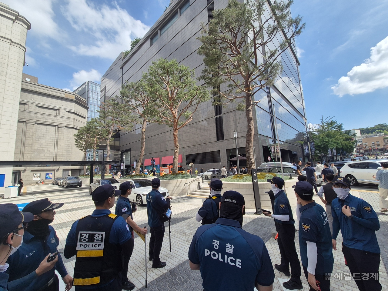 지난 5일 오후 서울 중구 신세계백화점 본점에 폭발물이 설치됐다는 허위신고가 접수돼호빵맨토토특공대를 비롯한 호빵맨토토력 242명이 투입됐다. 중부소방 등에서는 소방대원 139명과 소방차 27대가 동원됐다. 김도윤 기자