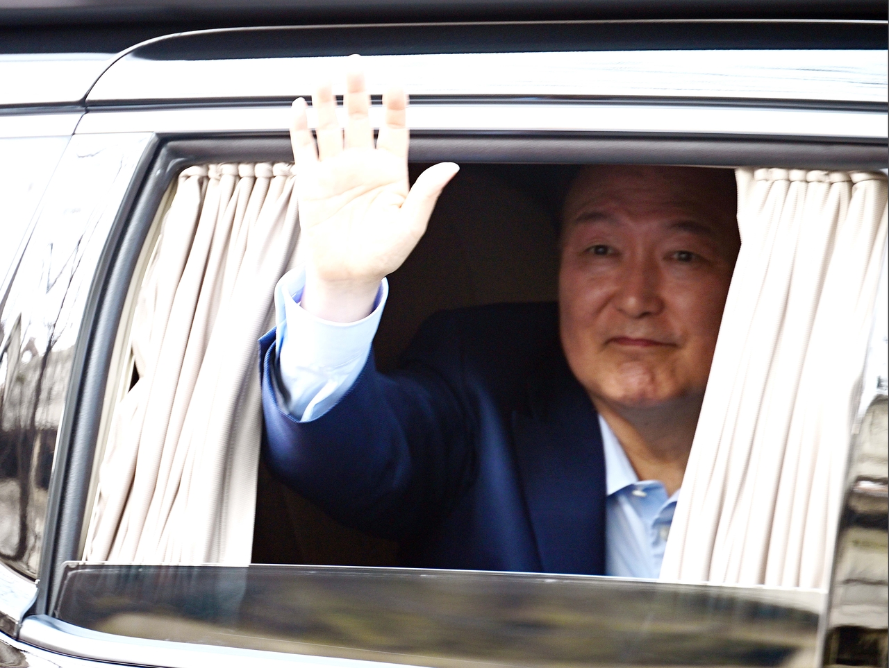 Yoon Suk Yeol arrives to his home in Seocho-gu, Seoul, after the Constitutional Court ruled to uphold his impeachment, on April 11. (Lee Sang-sub/ The Korea Herald)