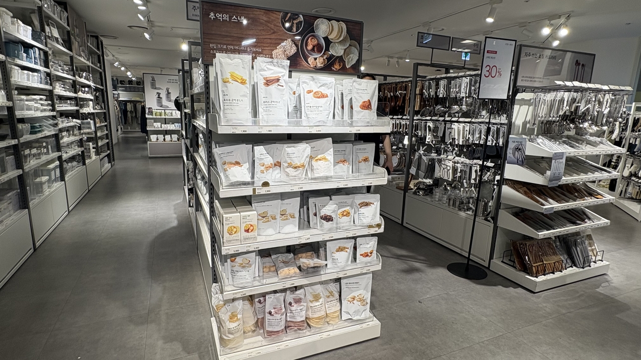 자주 이마트 마포점 전면에 배치된 식품 PB. 박연수 기자