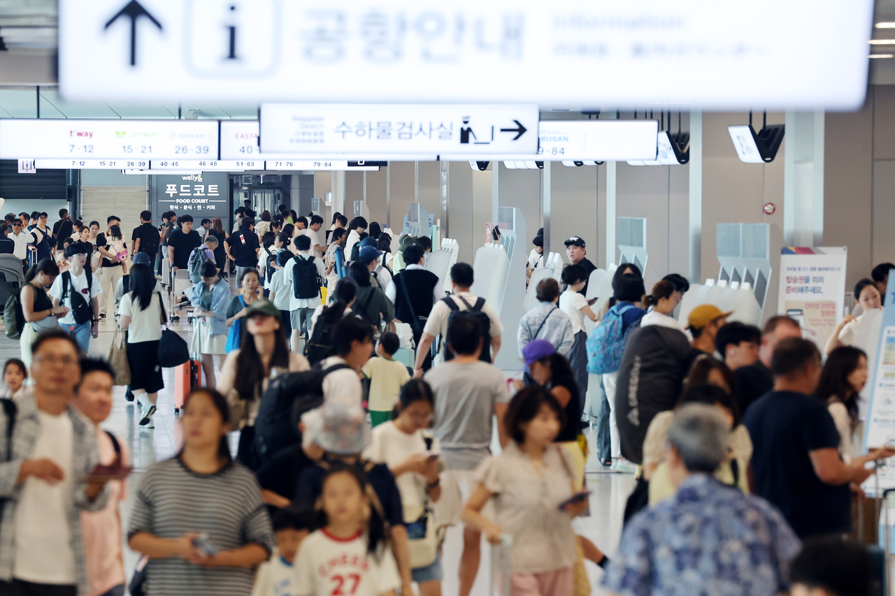 여름 휴가철이 시작된 지난 달  25일 서울 김포공항이 여행객으로 북적이고 있다. [연합]