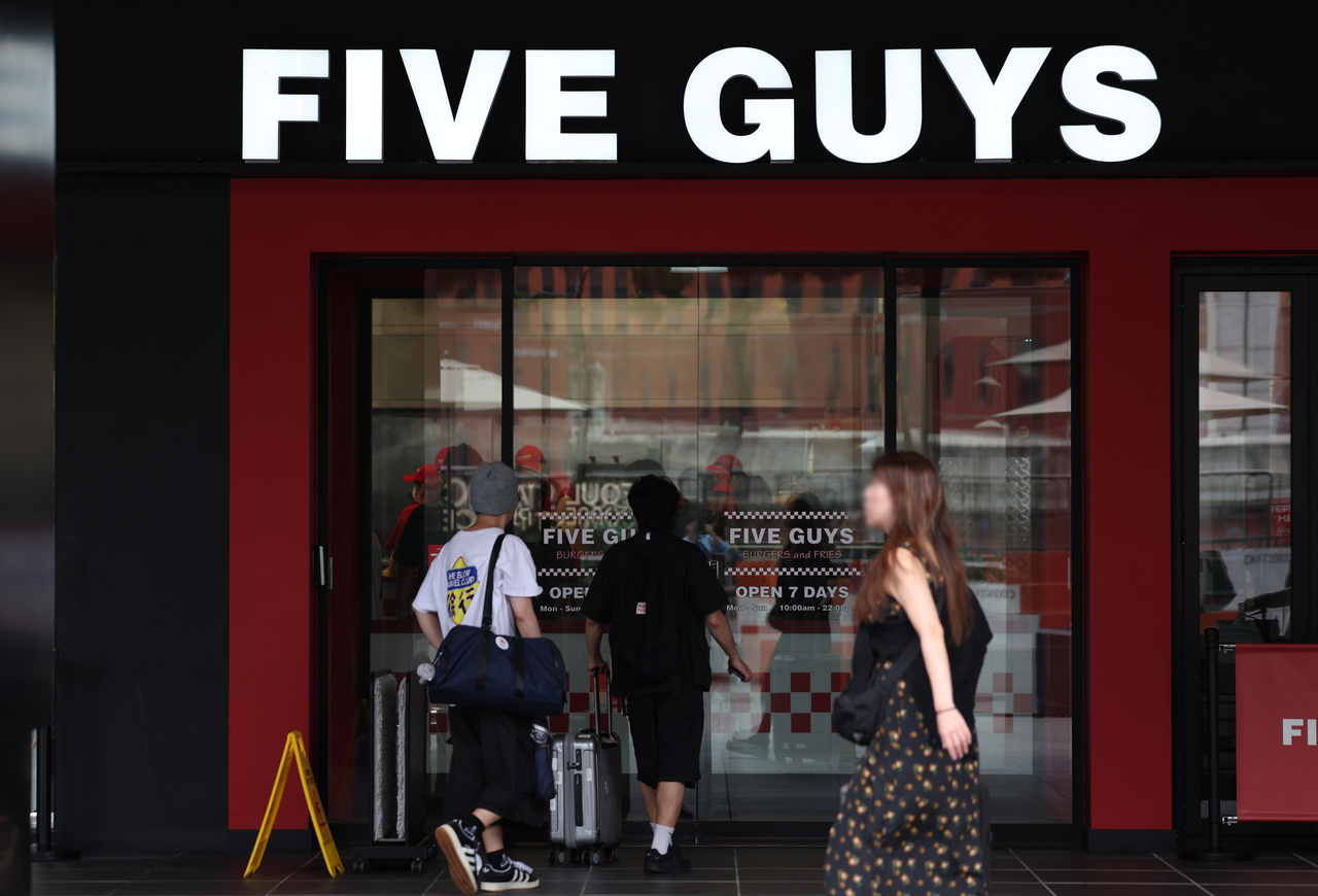 People enter a Five Guys store in Seoul on July 20. (Newsis)