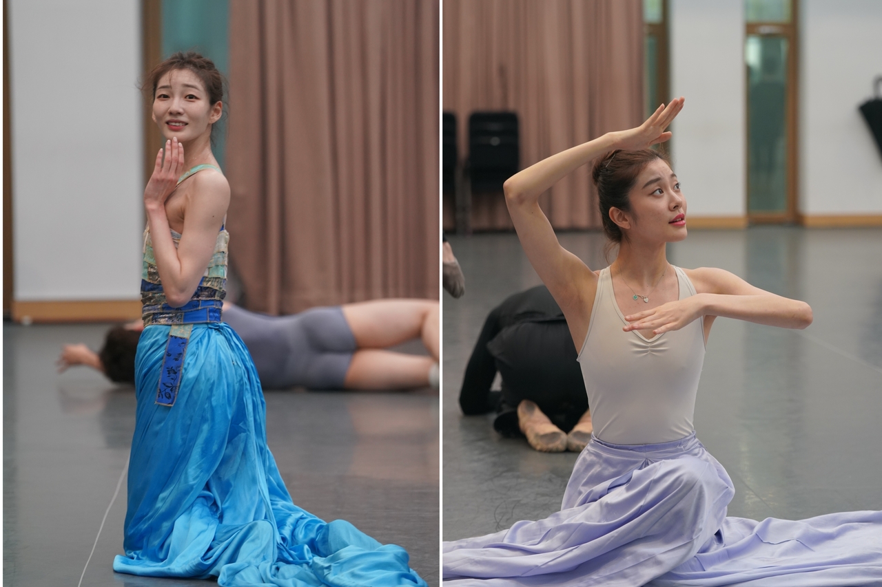 Cho Yeon-jae (left) and Kim Byeol rehearse a scene from "Little Mermaid." (Korean National Ballet)