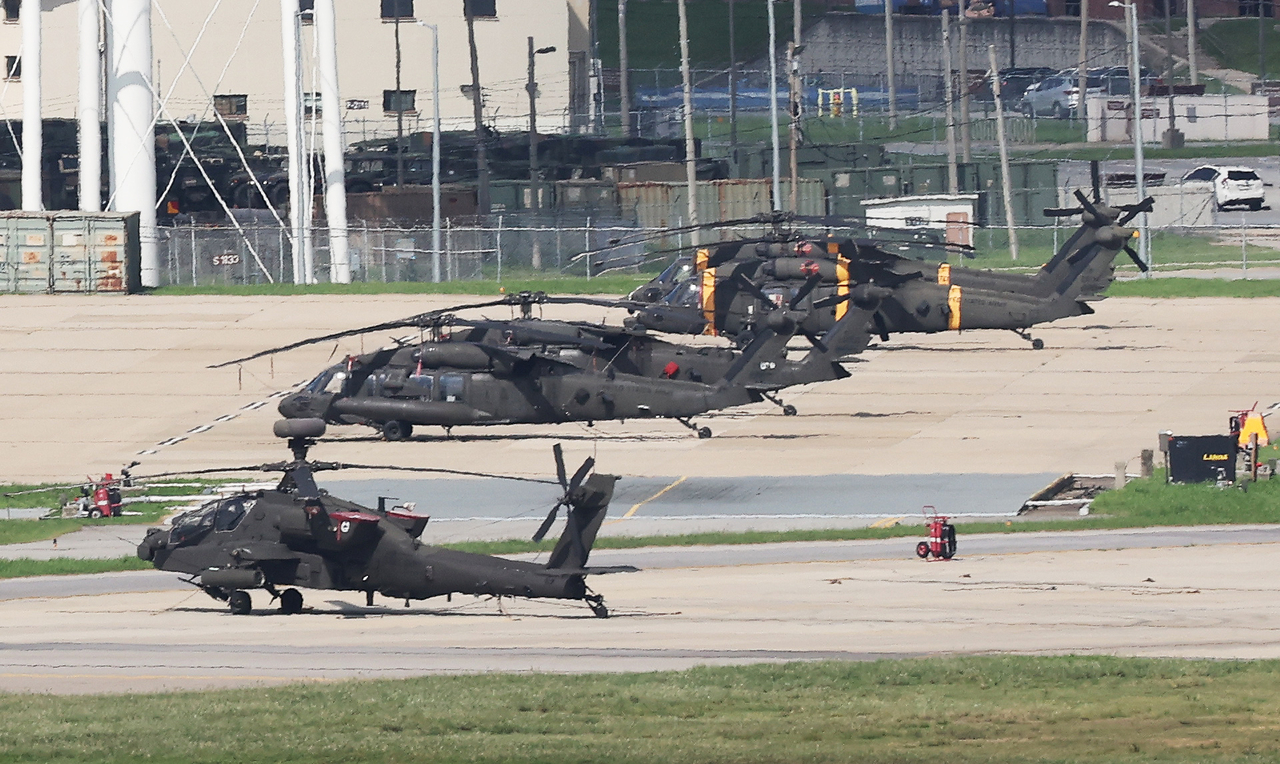 Apache and Black Hawk helicopters are seen at Camp Humphreys in Pyeongtaek, Gyeonggi Province, on Monday, ahead of the Ulchi Freedom Shield, the annual South Korea-US exercise aimed at defending the Korean Peninsula in the event of a contingency. (Yonhap)