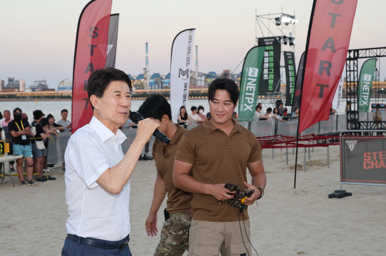 이강덕 시장이 ‘2025 해양 레포츠 플레이 그라운드’ 가 열리는 송도해수욕장을 찾아 인사말을 하고 있다[포항시 제공]
