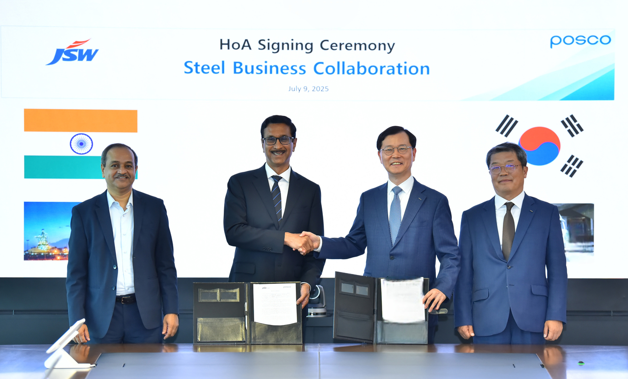 JSW Steel CEO Jayant Acharya (center left) and Posco Holdings President Lee Ju-tae (center right) pose after signing heads of agreement for a new joint venture in Odisha State, India. (Posco Holdings)