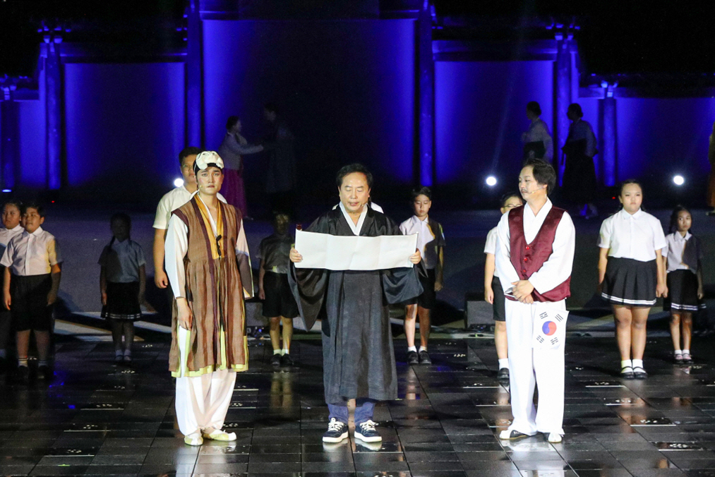권기창 안동시장이 뮤지컬 ‘왕의 나라’ 에 특별출연 해 독립운동가 역할로 독립선언문을 낭독하고 있다.[안동시 제공]