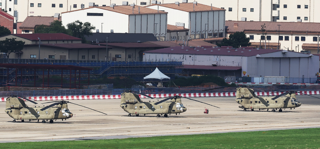 Chinook helicopters are seen at Camp Humphreys in Pyeongtaek, Gyeonggi Province, on Monday, ahead of the Ulchi Freedom Shield, an annual South Korea-US combined exercise aimed at defending the Korean Peninsula in the event of a contingency.  (Yonhap)