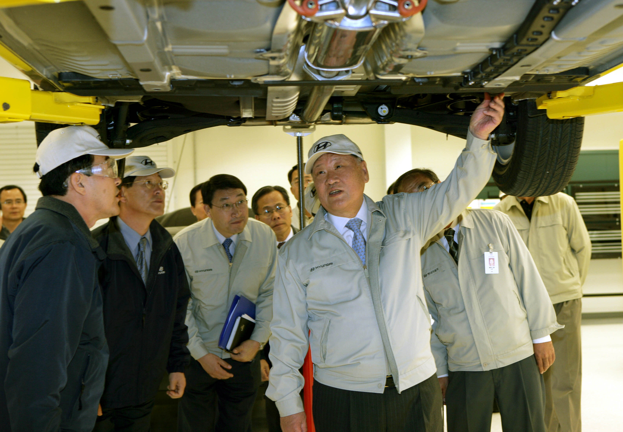 In this file photo, Hyundai Motor Group Honorary Chairman Chung Mong-koo (front right) inspects a vehicle at Hyundai Motor Manufacturing Alabama. (Hyundai Motor Group)