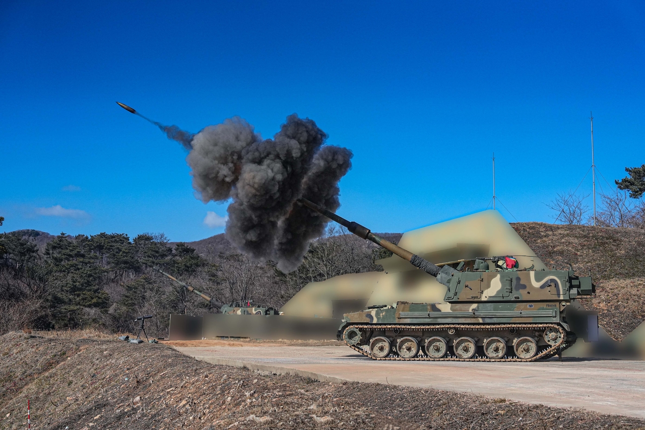 K-9 self-propelled howitzers take part in a quarterly live-fire drill on Baengnyeongdo and Yeonpyeongdo on Feb. 19, conducted by the Marine Corps’ 6th Brigade and Yeonpyeong Unit under the Northwest Islands Defense Command. (South Korea's Joint Chiefs of Staff via Newsis)