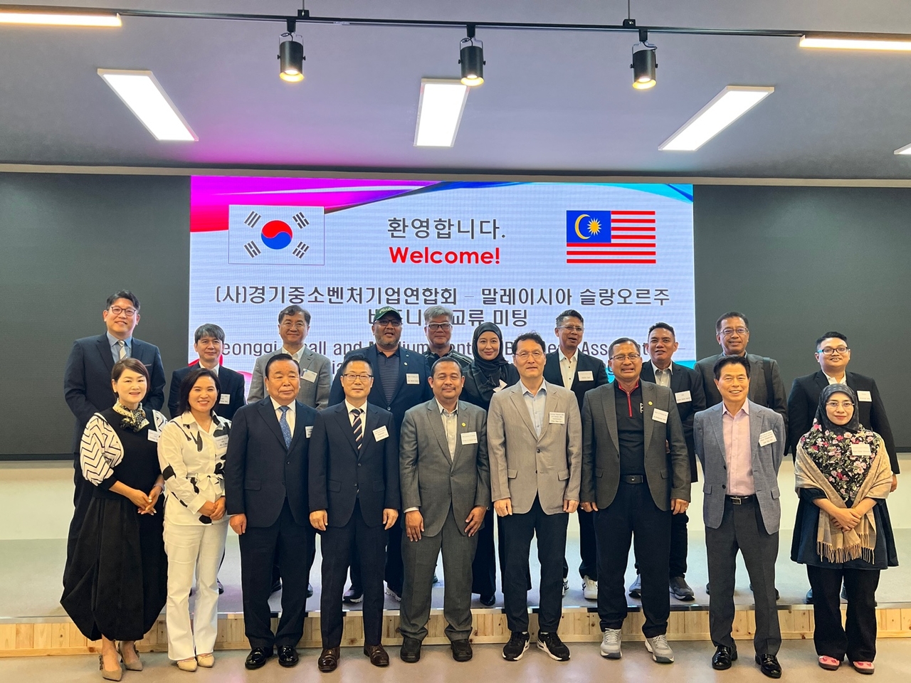 지난 14일 오후 경기 수원 영통구에 있는 경기지방중소벤처기업청 별관 넥서스홀에서 열린 ‘중소기업 CEO 비즈니스 교류 미팅’에서 조희수 경기지방중소벤처기업청장(앞줄 오른쪽에서 네번째)을 비롯한 아메드 파드즈리 슬랑오르주 부지사(조희수 청장 왼쪽), 안지후 경중연 수출판로위원장(앞줄 왼쪽 두번째) 등 참석자들이 기념사진을 촬영하고 있다. 박상현 기자