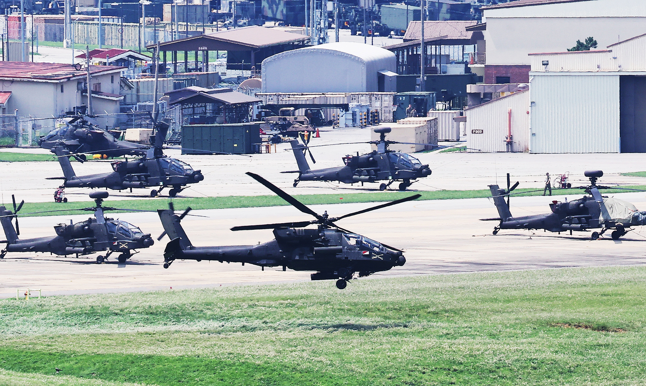 Apache choppers are seen at Camp Humphreys in Pyeongtaek, about 60 kilometers south of Seoul, as the Ulchi Freedom Shield exercise kicked off on Monday. Yonhap