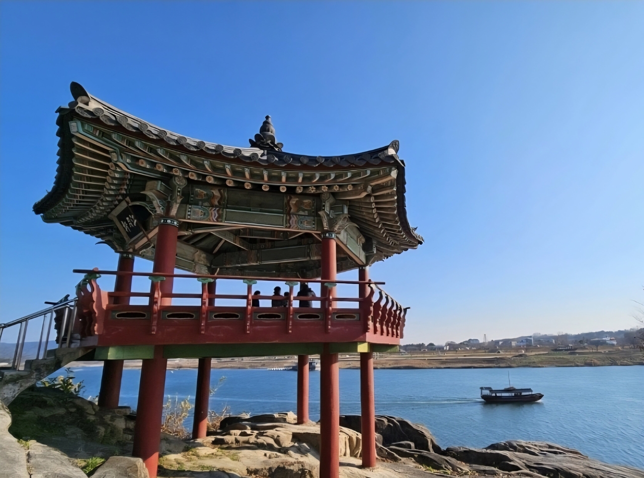 해외 토토사이트 운영 신륵사 강변정자 강월헌. ‘남한강 등대’라 불리는 전탑 아래에 있다.