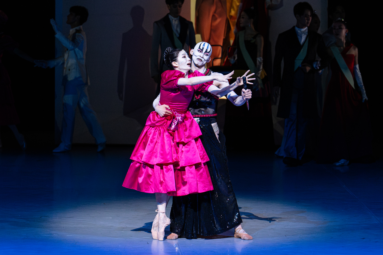 Cho Yeon-jae (left) performs a scene from "Little Mermaid." (Korean National Ballet)
