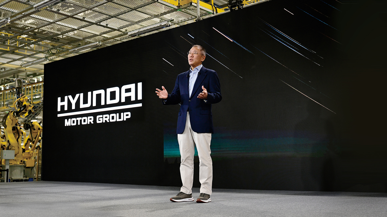 Hyundai Motor Group Executive Chair Chung Euisun delivers his New Year's speech at Kia Autoland in Gwangmyeong, Gyeonggi Province, in January 2024. (Hyundai Motor Group)