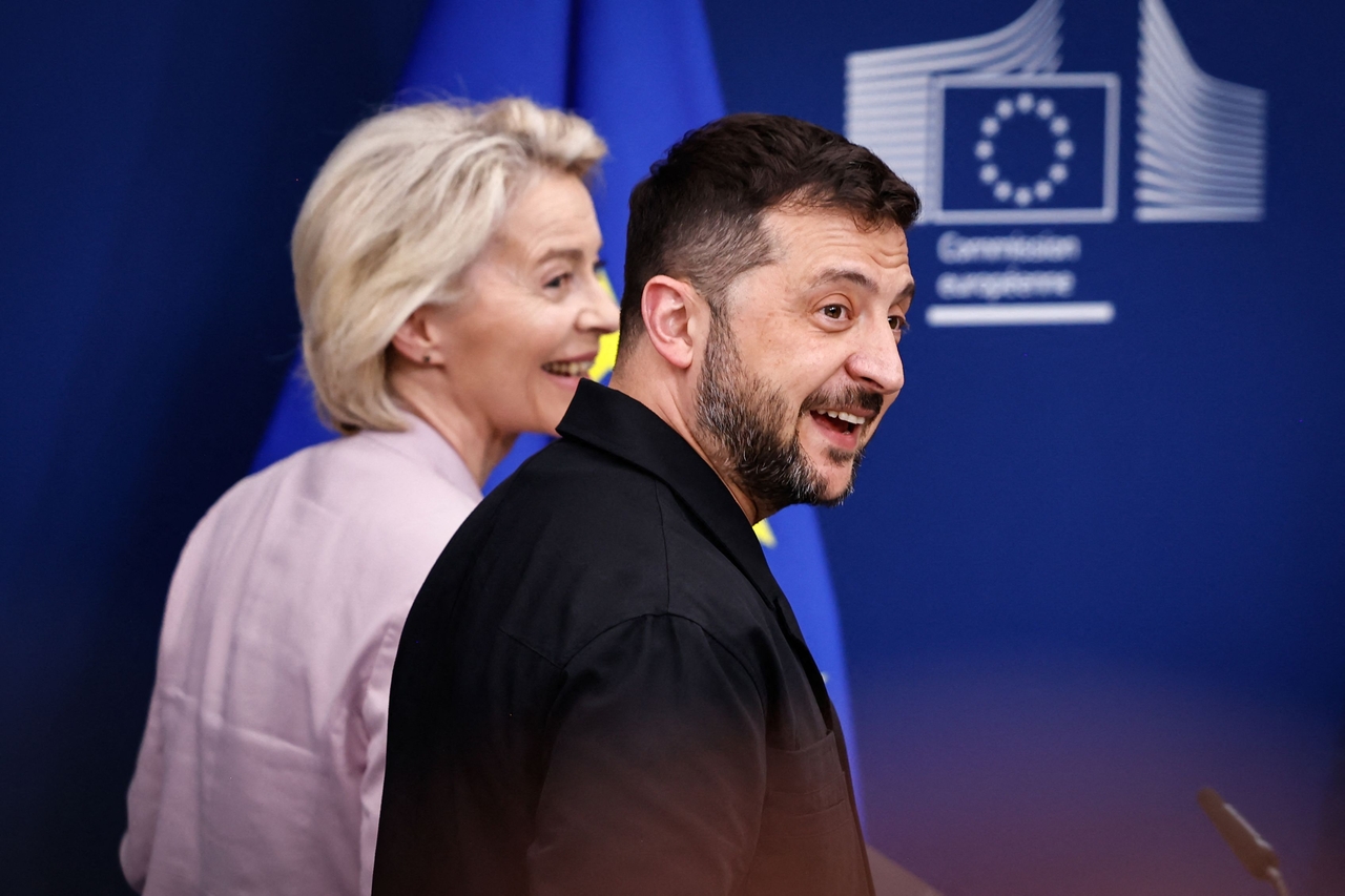 Ukraine's President Volodymyr Zelenskyy (right) and European Commission President Ursula Von der Leyen leave at the end of a joint press conference in Brussels on Sunday.   AFP-Yonhap