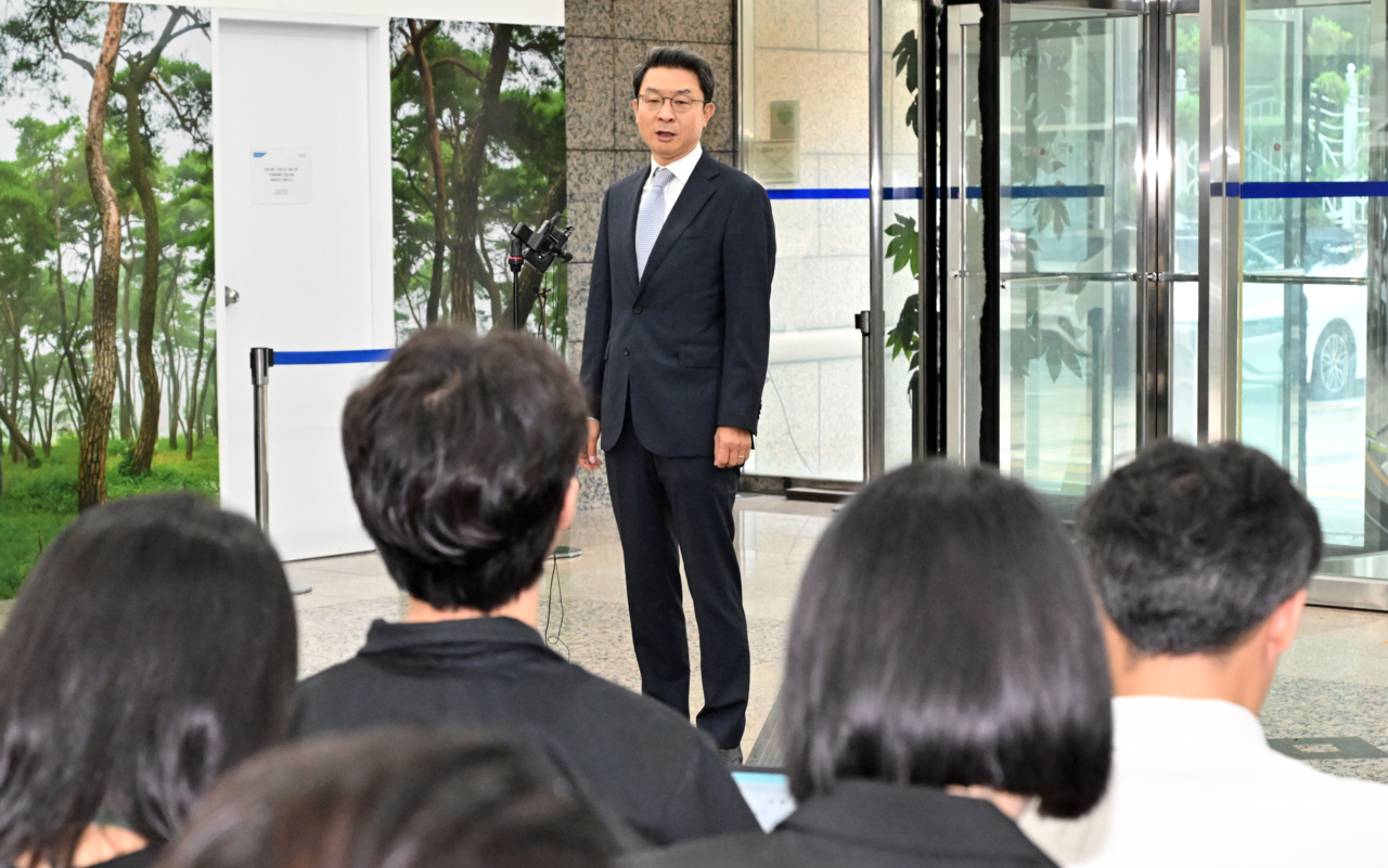 이억원 금융위원장 후보자가 지난 14일 오전 서울 중구 예금보험공사에 마련된 인사청문회에 사무실에 출근하며 취재진의 질의에 답변하고 있다. [헤럴드DB]