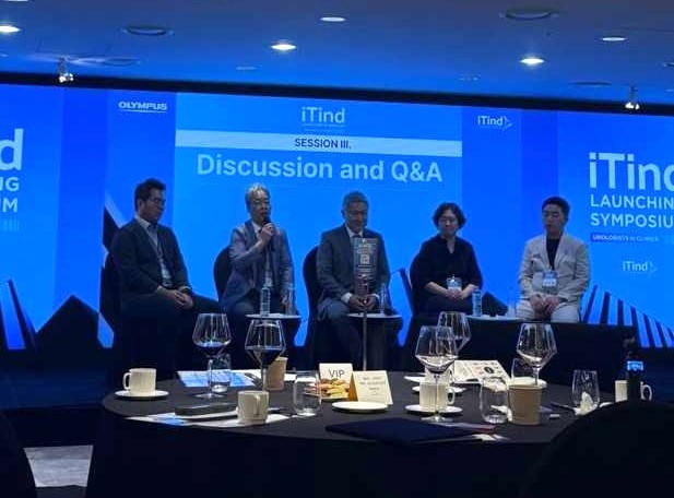 세명기독병원 비뇨의학센터 이중호 센터장이 ‘아이틴드 시술 경험과 노하우 공유 My iTind Case Sharing(Personal Tips for iTind Procedures)’를 주제로 발표 후 토론 및 질의 응답 세션에 참여하고 있다[세명기독병원 제공]