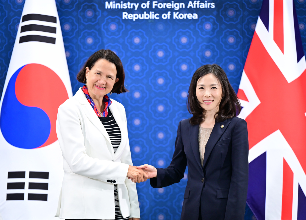 Second Vice Foreign Minister Kim Jina (right) and Catherine West, parliamentary under secretary of state for the Indo-Pacific at the Foreign, Commonwealth and Development Office in Britain, shake hands during the Senior Economic Dialogue held in Seoul on Monday. (Ministry of Foreign Affairs)