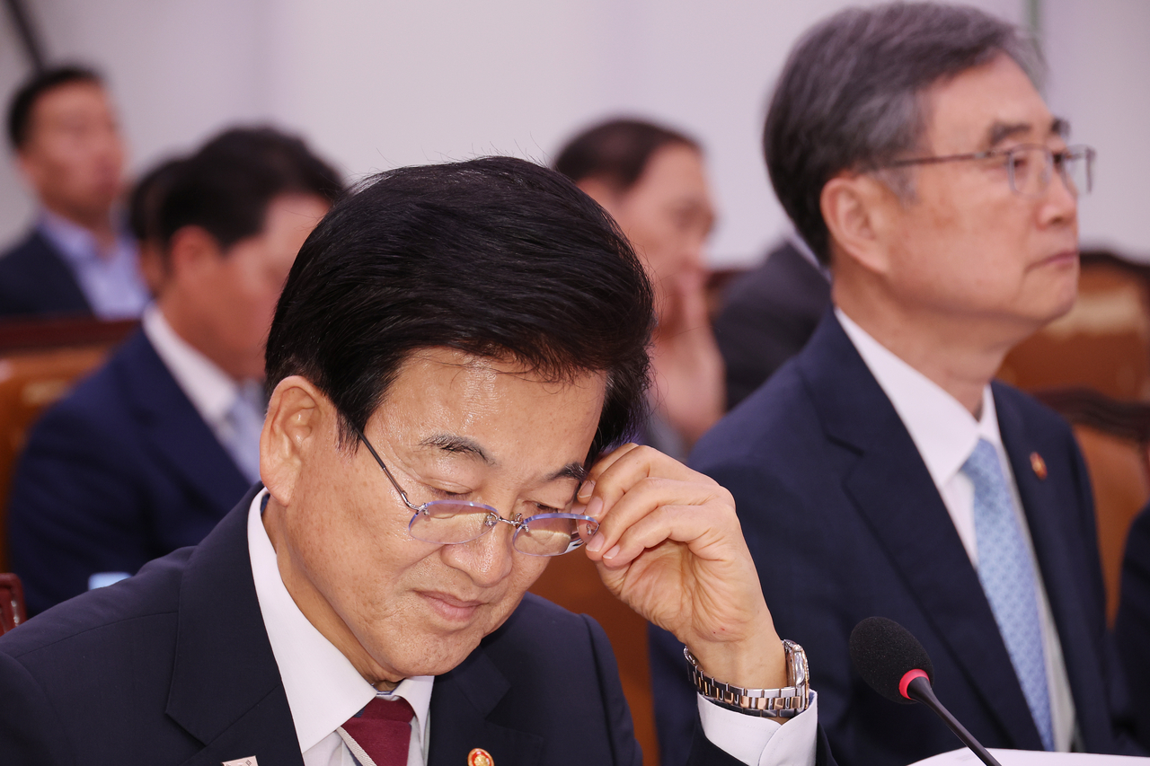 Unification Minister Chung Dong-young and Foreign Minister Cho Hyun attend a National Assembly session of the foreign affairs and unification committee at the National Assembly building in western Seoul on Monday. (Yonhap)