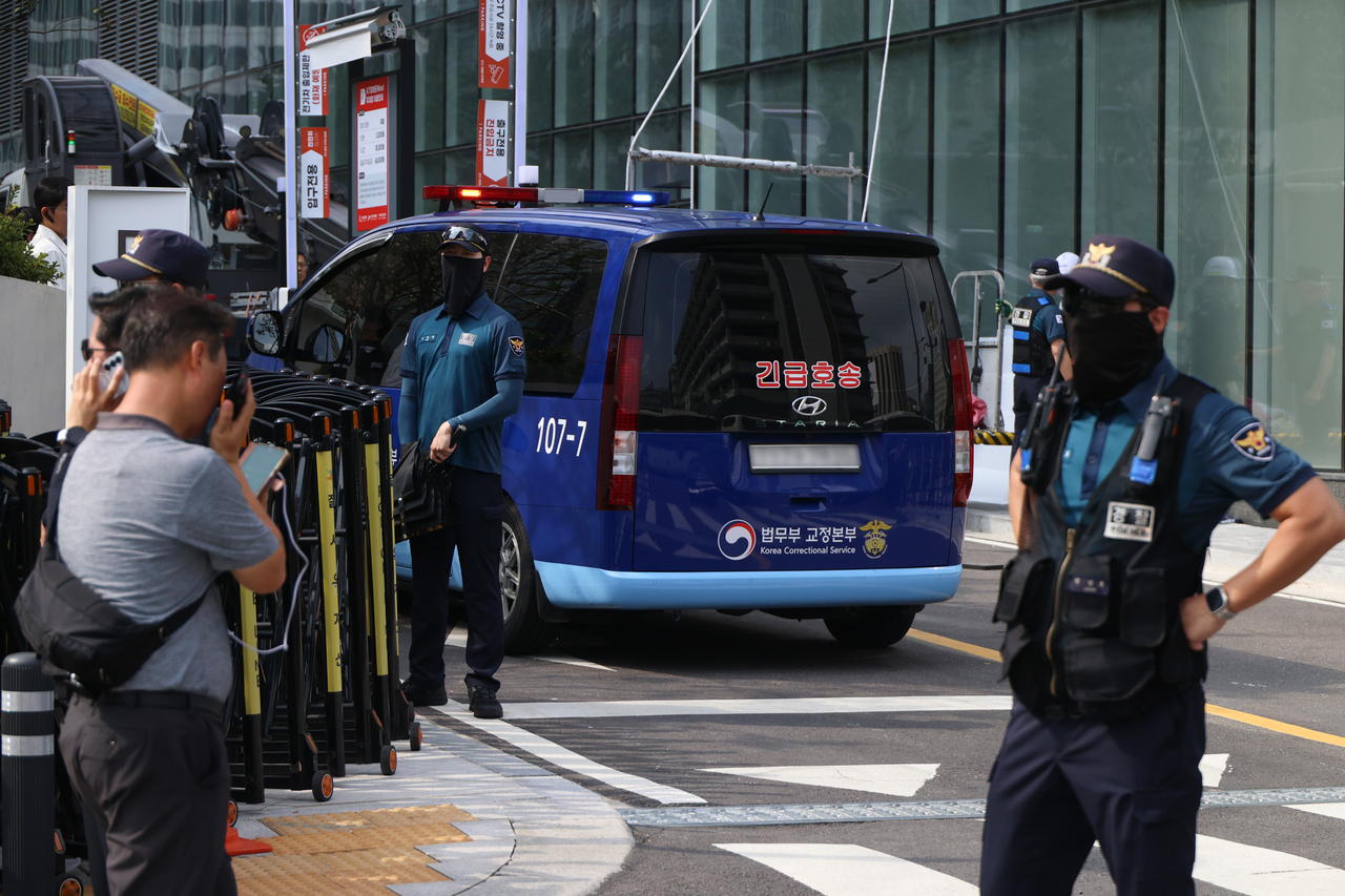 A vehicle carrying Kim Keon Hee, wife of former President Yoon Suk Yeol, enters the special counsel Min Jung-ki’s office at KT Gwanghwamun Building West in Jongno District, Seoul, on Monday. (Yonhap)