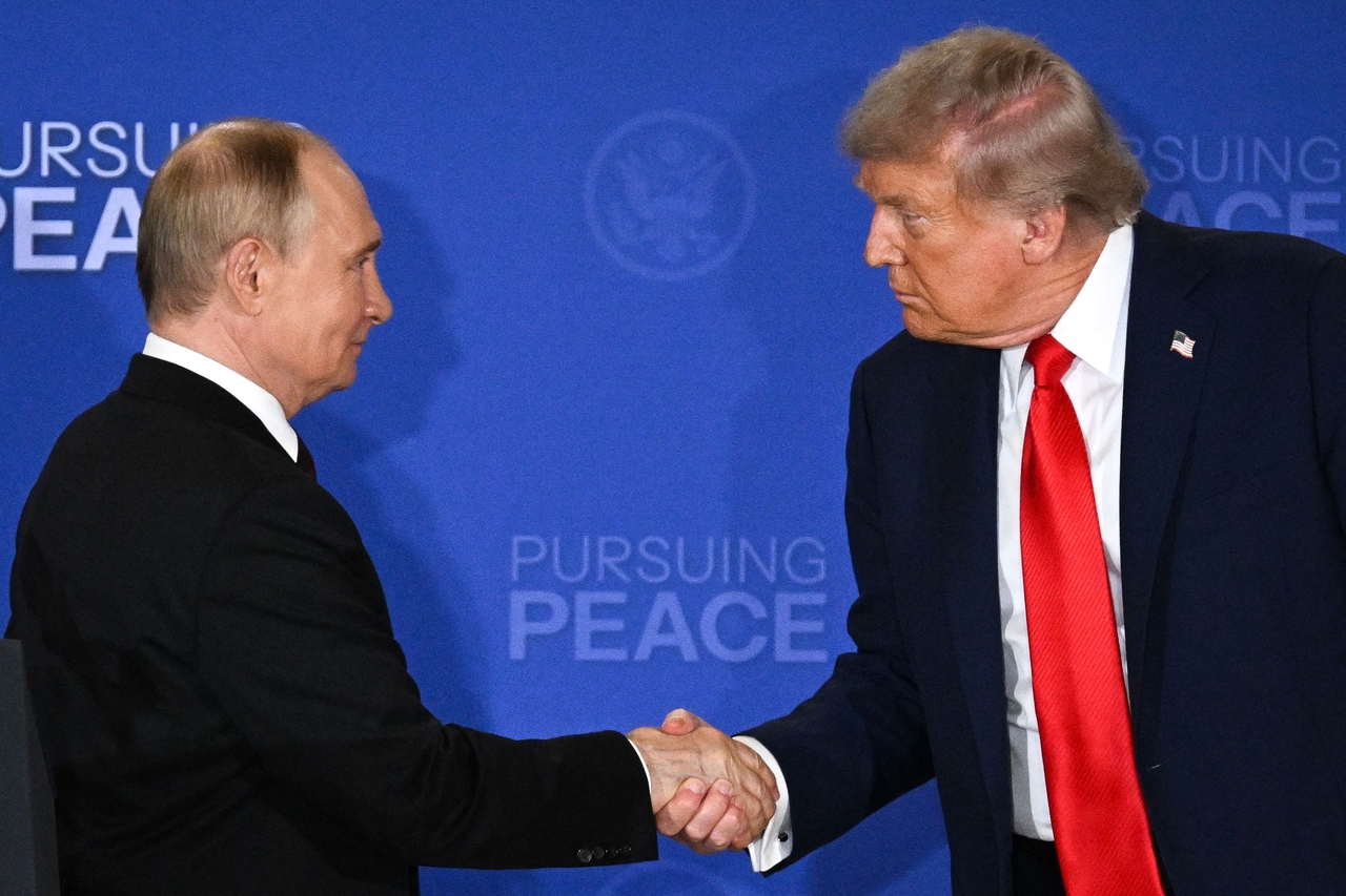 US President Donald Trump (right) and Russian President Vladimir Putin shake hands at the end of a joint press conference after participating in a US-Russia summit on Ukraine at Joint Base Elmendorf-Richardson in Anchorage, Alaska, on Aug. 15. (AFP)