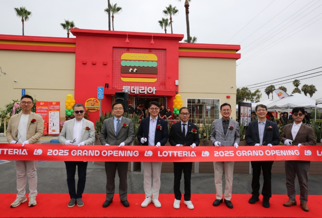 Cha Woo-chul (center), CEO of Lotte GRS, and other officials pose for a photo at the opening ceremony of the Lotteria Fullerton branch on Monday. (Yonhap)