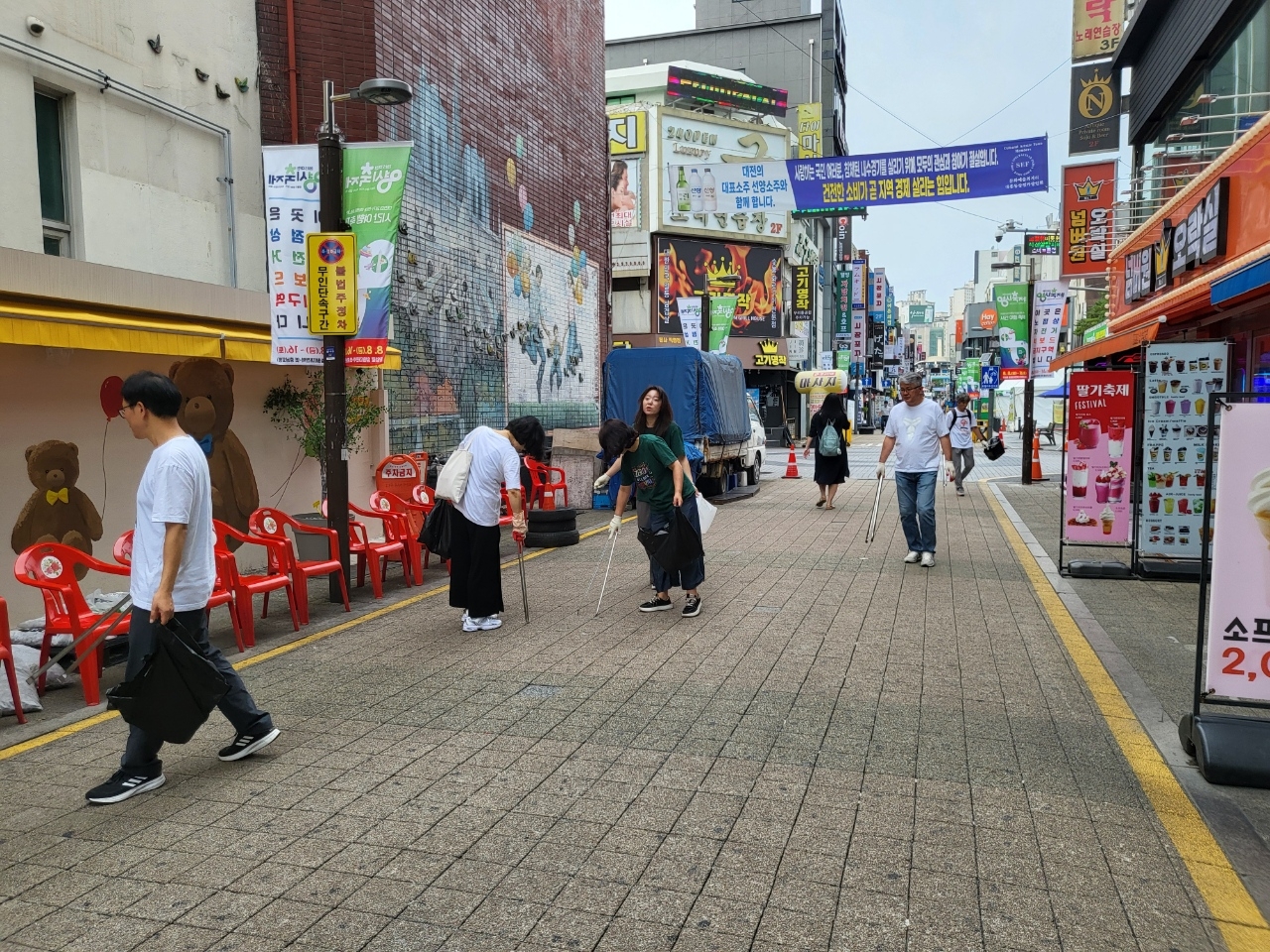 대전시는 올해 0시 축제에 시·구 직원 310명과 환경관리요원 890명 등 총 1200여 명의 청소 인력을 투입해 쓰레기 없는 축제로 만들었다.